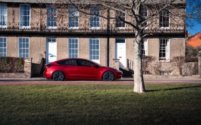 Автономное будущее Tesla: Презентация Robotaxi в Warner Bros.
Studios, в октябре этого года